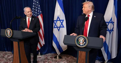 Donald Trump și Benjamin Netanyahu discutând despre tensiunile din Orientul Mijlociu.