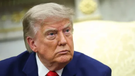 Donald Trump discută despre posibile acțiuni militare în Iran și impactul asupra prețului petrolului.