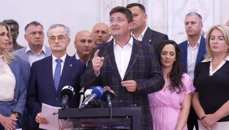 Reprezentanți ai PNL și USR discutând despre repartizarea posturilor în Parlament.