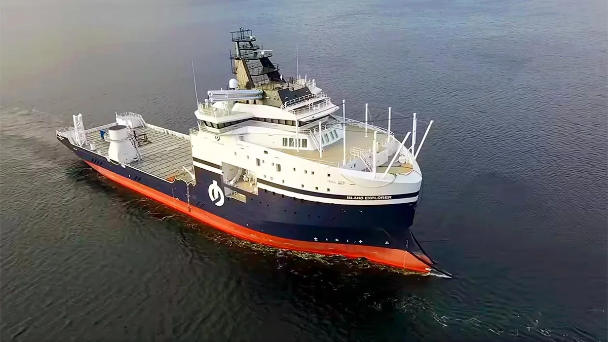 Nava hibridă Island Explorer navigând pe ape calme, pregătită pentru operațiuni offshore.