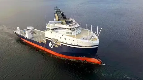 Nava hibridă Island Explorer navigând pe ape calme, pregătită pentru operațiuni offshore.