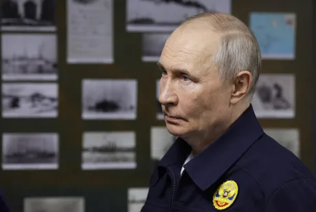 Vladimir Putin în timpul vizitei pe Insulele Kurile disputate.