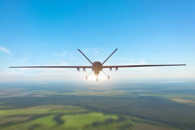 Drone zburând deasupra unui peisaj rural, avertizare de securitate.