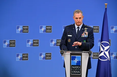 Comandantul NATO discută despre securitatea europeană și planurile de apărare.