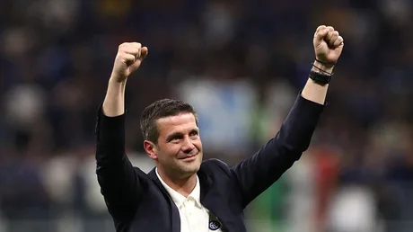Cristian Chivu sărbătorește succesul alături de echipa sa la Inter Milano.