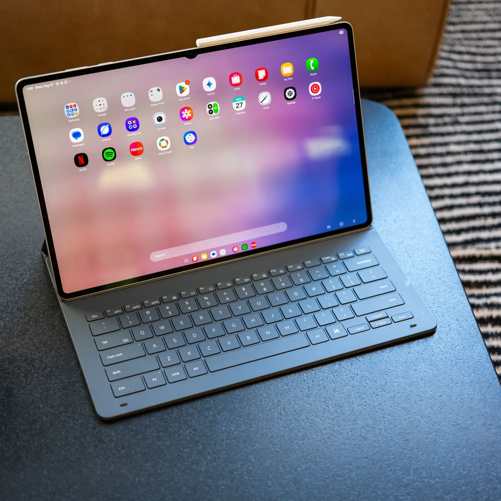 Tableta Galaxy Tab S12 Ultra cu tastatură, ecran luminos.