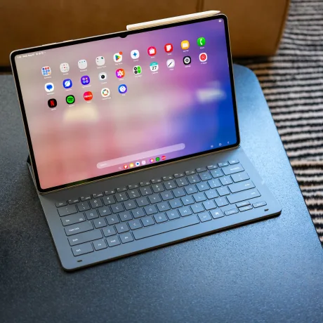 Tableta Galaxy Tab S12 Ultra cu tastatură, ecran luminos.