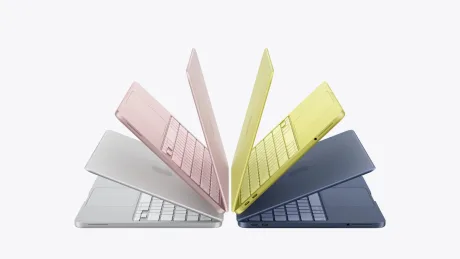 Laptopuri subțiri în culori variate, pregătite pentru utilizare mobilă.