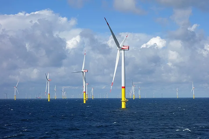 Parcuri eoliene offshore în Marea Neagră, cu turbine moderne pe fundul mării.