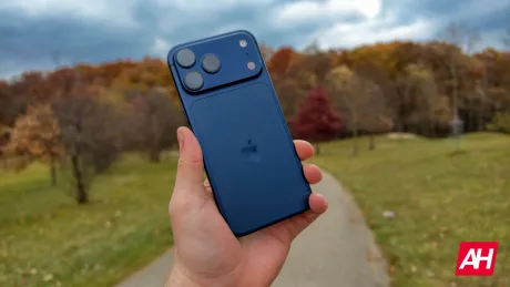 Un utilizator ține un iPhone 18 Pro Max într-un parc, evidențiind designul său elegant.