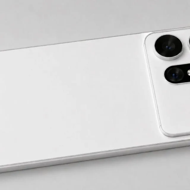 Detaliu al spatelui unui telefon cu un modul foto modern și inel magnetic