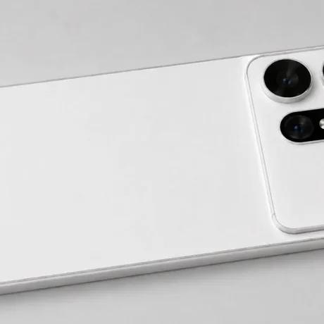Detaliu al spatelui unui telefon cu un modul foto modern și inel magnetic