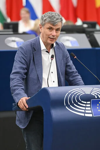 Virgil Popescu susține creșterea bugetului UE pentru sprijinirea economiilor europene.
