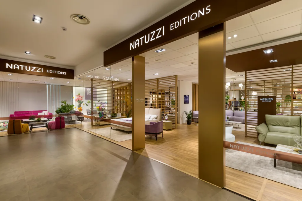 Showroom Natuzzi cu mobilier elegant și modern, evidențiind diversitatea produselor.