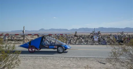Mașină solară inovatoare pe drum, în peisajul arid din Texas.