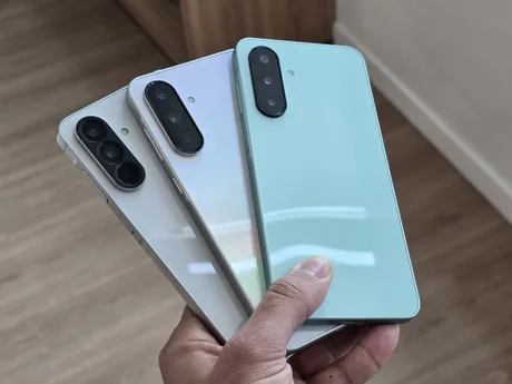 Telefoane Galaxy A37 și A57 cu design modern și culori variate.