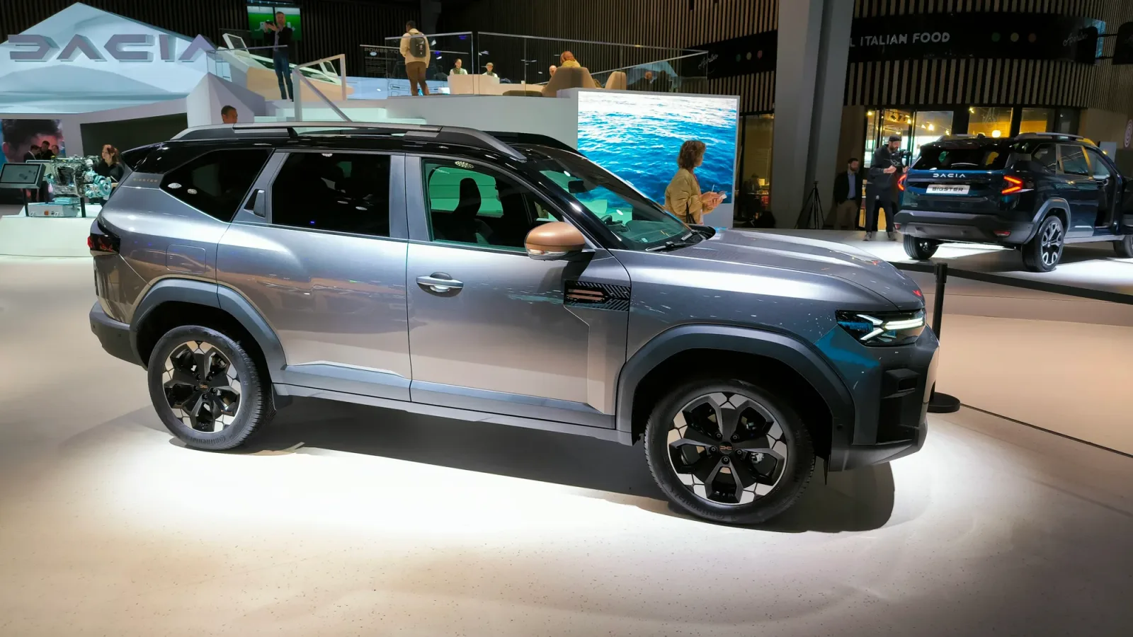 Dacia Bigster expusă la un salon auto, model modern.