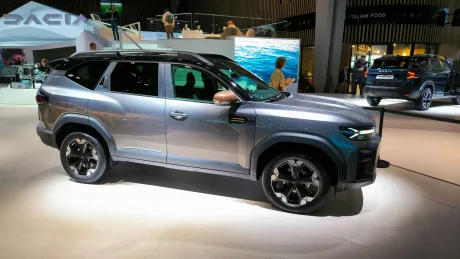 Dacia Bigster expusă la un salon auto, model modern.