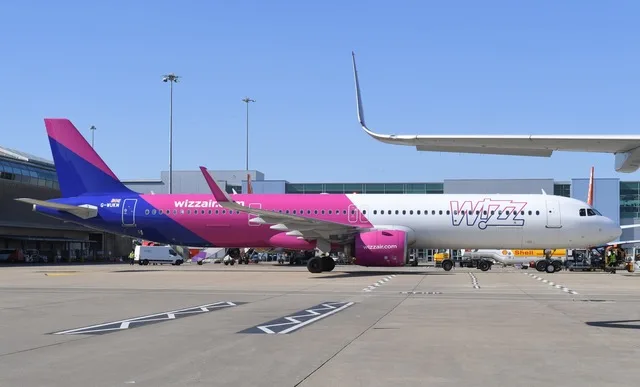 Avion Wizz Air pregătit pentru decolare pe aeroportul din Roma.