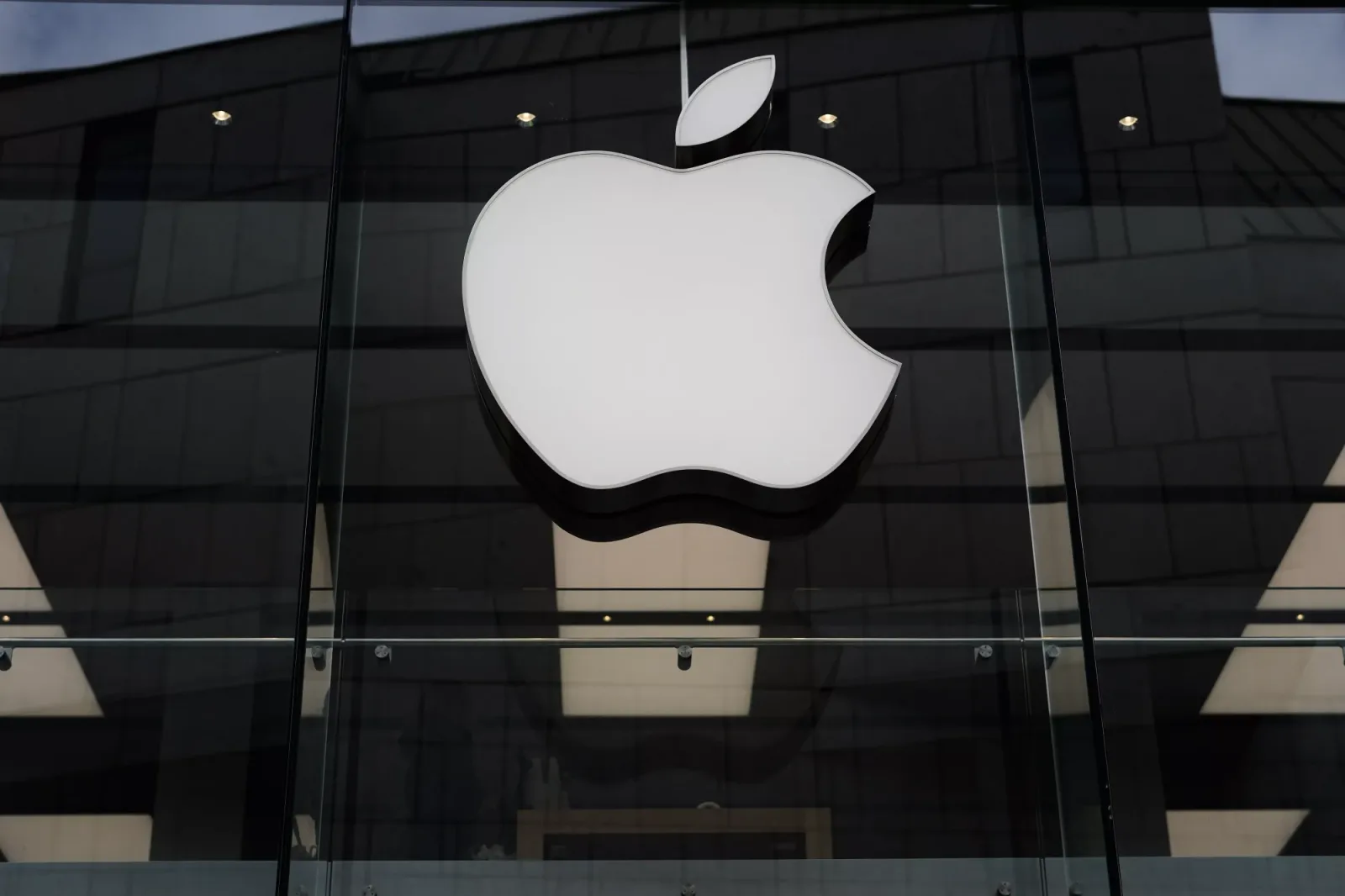 Logo-ul Apple pe fața unei clădiri moderne.