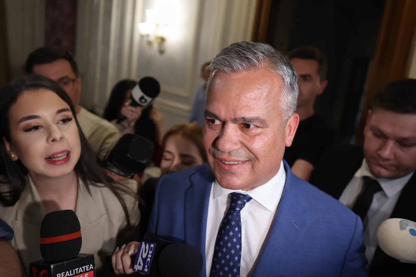 Premierul desemnat discută despre programul de guvernare la Parlament.