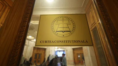 Logo-ul Curții Constituționale a României pe un fundal elegant.