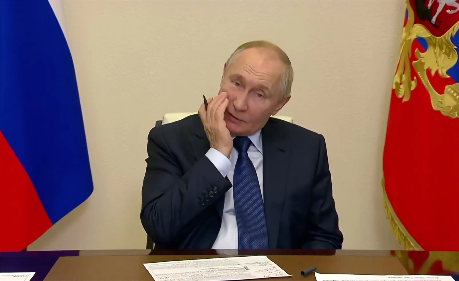 Vladimir Putin discutând despre negocierile cu liderii europeni.