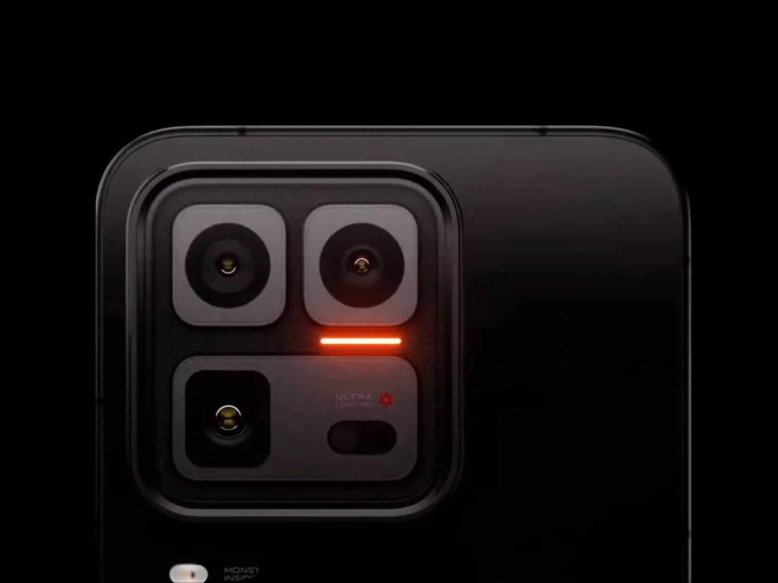 Detaliu al camerei unui telefon modern, cu lentile multiple și un indicator luminos.