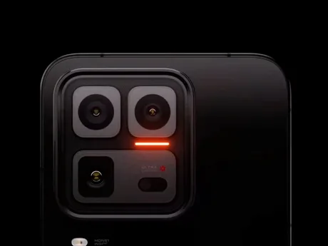 Detaliu al camerei unui telefon modern, cu lentile multiple și un indicator luminos.
