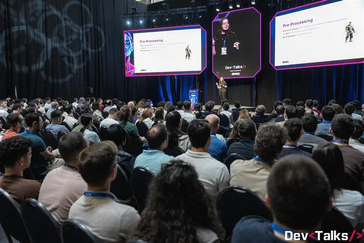 Sesiune interactivă la DevTalks 2026, cu mulți participanți entuziaști.