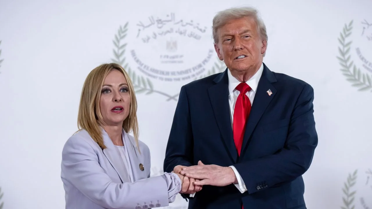 Giorgia Meloni și Donald Trump discutând despre proiecte de infrastructură militară în Italia.