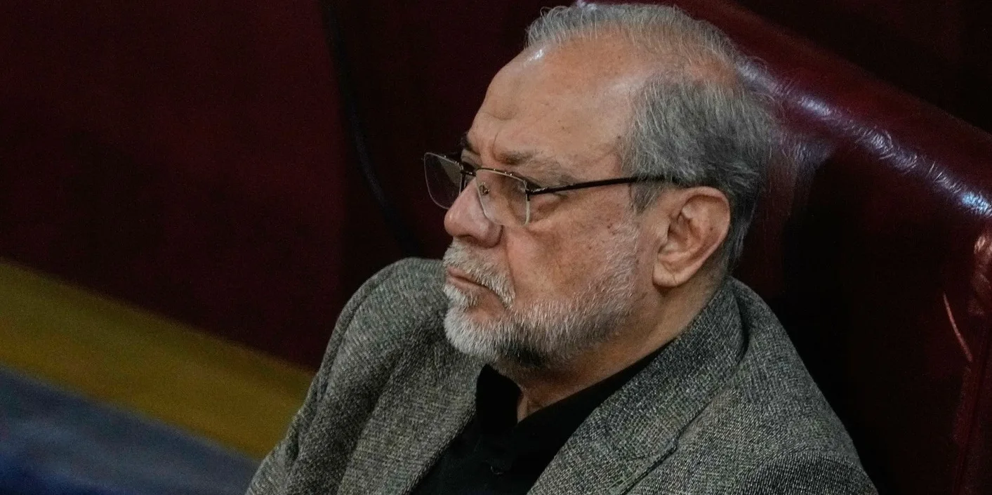 Oficial iranian în timpul unei ședințe, reflectând tensiuni internaționale.