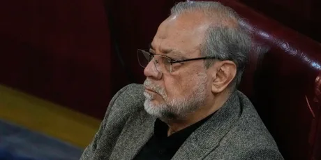 Oficial iranian în timpul unei ședințe, reflectând tensiuni internaționale.