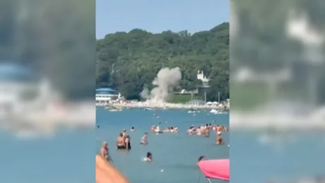 Explozie pe plaja din Gelendzhik, provocată de resturi de dronă, cu turiști în apă.