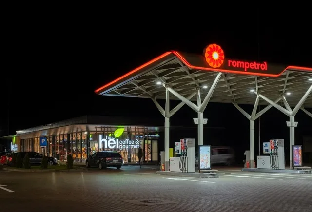 Stație Rompetrol iluminată noaptea, cu prețuri reduse la carburanți.