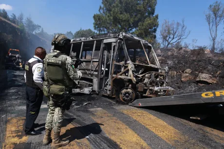 Incendiu de vehicul pe o șosea din Mexic după moartea lui El Mencho.
