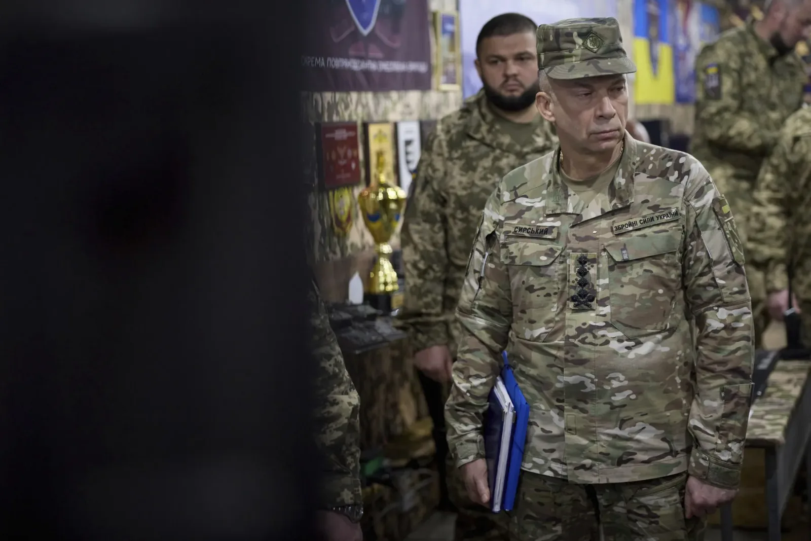 Comandantul armatei ucrainene discutând despre prioritățile de apărare.