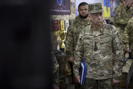 Comandantul armatei ucrainene discutând despre prioritățile de apărare.