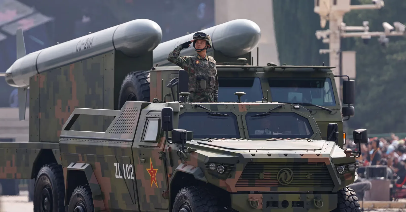 Un vehicul militar modern cu soldat în uniformă, pregătit pentru parade.