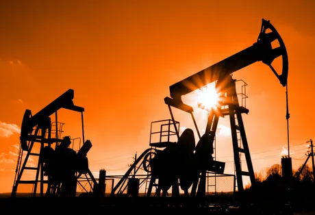 Echipamente de extracție a petrolului în lumina apusului.