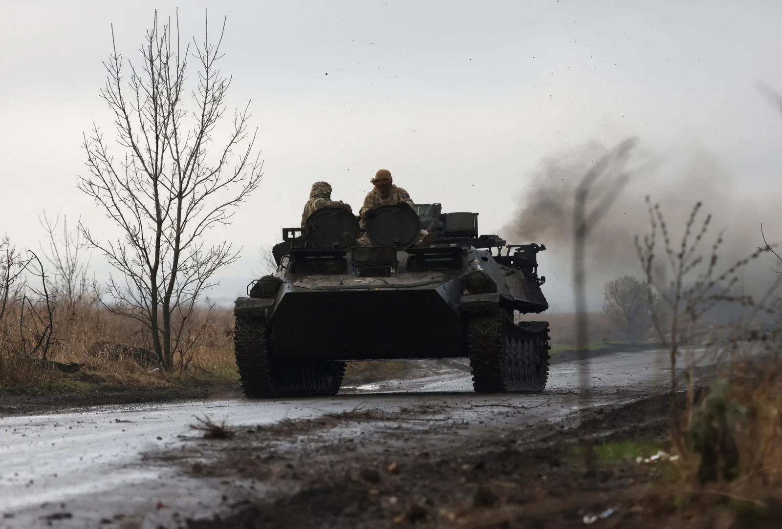 Tanc pe un drum rural, în contextul conflictului din Ucraina.