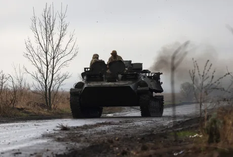 Tanc pe un drum rural, în contextul conflictului din Ucraina.