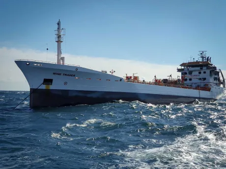 Nava Wine Trader navigând pe Marea Neagră, în contextul atacurilor recente.