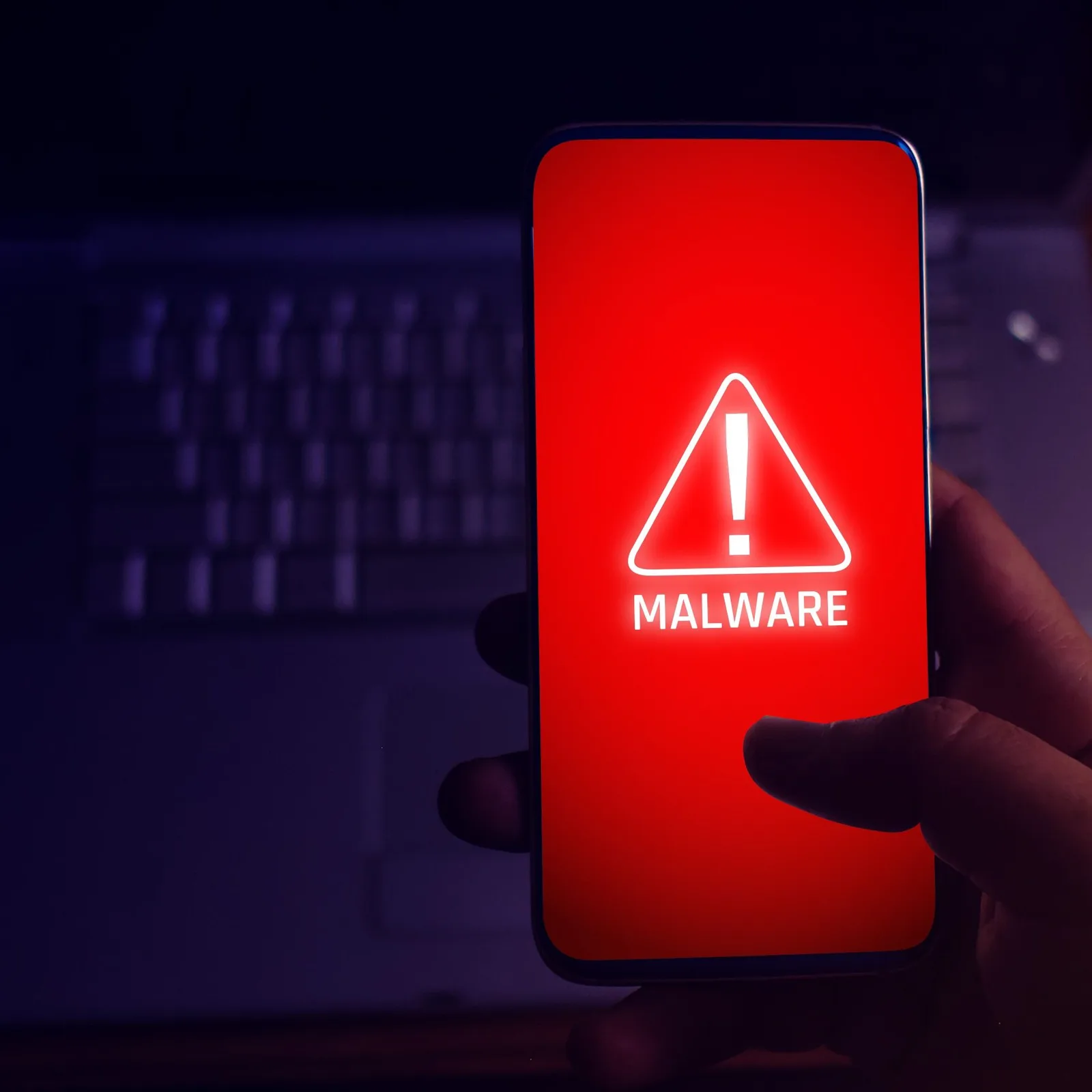 Ecran de telefon cu avertizare despre malware și semne de alarmă.