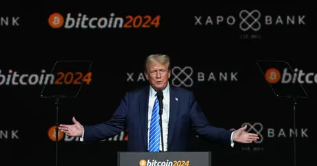 Donald Trump vorbește despre veniturile din criptomonede la un eveniment dedicat acestora.