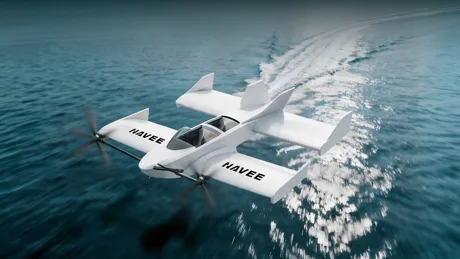Ambarcațiunea electrică Wavefly 5X navigând pe apă, cu un design futurist.