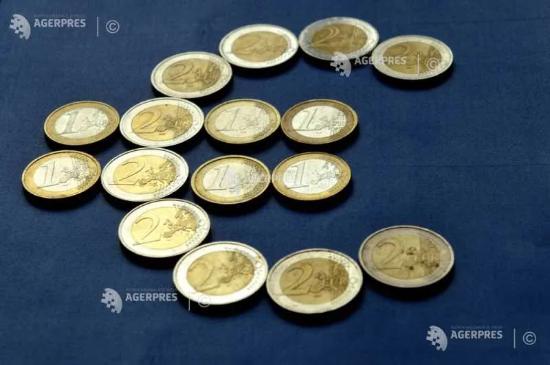 Monede euro aranjate pe o suprafață albastră, simbolizând bugetul UE.
