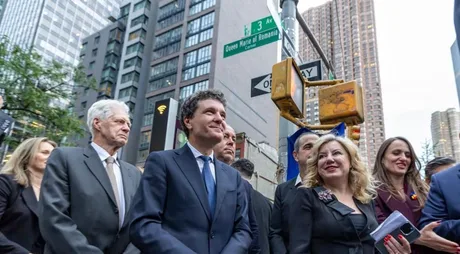 Nicușor Dan la dezvelirea plăcuței dedicate Reginei Maria în New York.