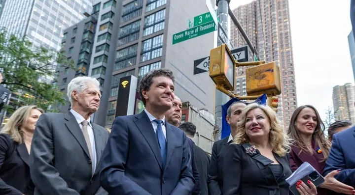 Nicușor Dan la dezvelirea plăcuței dedicate Reginei Maria în New York.