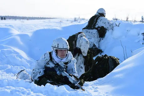 Militari canadieni în zăpadă, pregătiți pentru exerciții în Arctica.